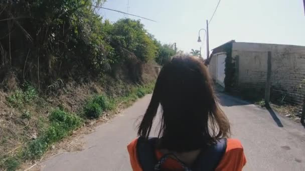 Путешествие Девушка Ходит Острову Искья Италия — стоковое видео