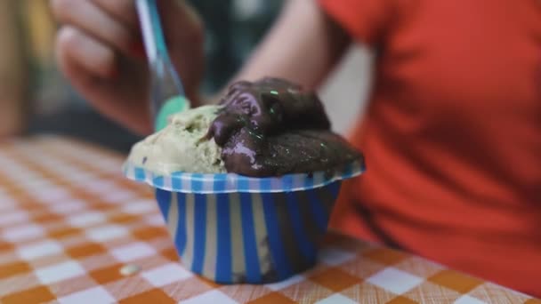 冰淇淋 女孩吃冰淇淋 — 图库视频影像