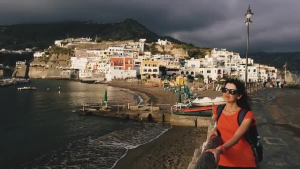 Ischia Insel Ein Mädchen Spaziert Die Insel Ischia Italien — Stockvideo