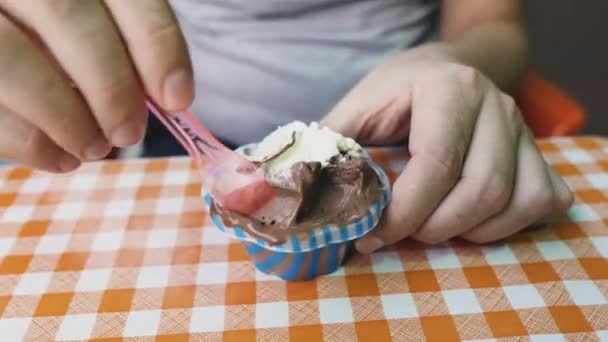 Gelado Homem Está Comendo Sorvete — Vídeo de Stock