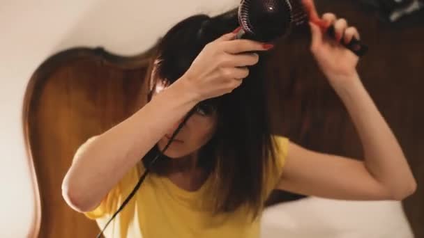 Het Meisje Droogt Haar Haar Met Een Haardroger — Stockvideo