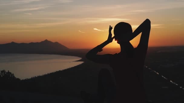 Reise Blickt Das Mädchen Auf Den Sonnenuntergang Italien Terrakina — Stockvideo