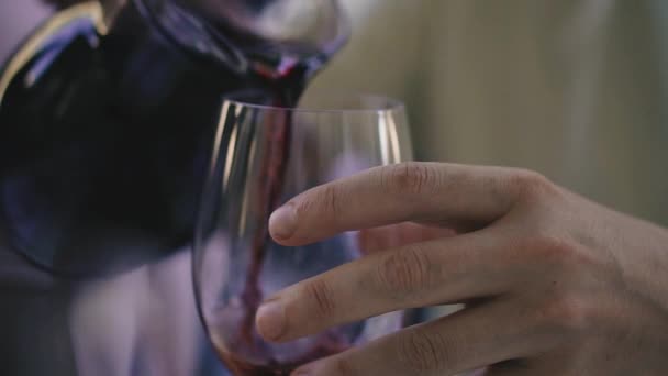 Czerwone Wino Ręka Wlewa Czerwone Wino Dzbanka Szklanki — Wideo stockowe