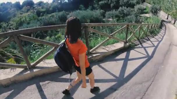 Reis Een Meisje Loopt Rond Het Eiland Ischia Italië — Stockvideo