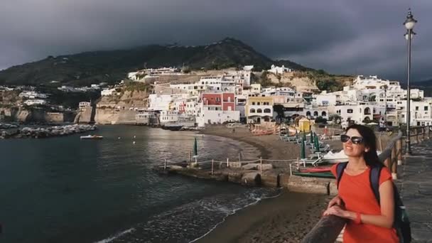 Ilha Ischia Uma Rapariga Anda Pela Ilha Ischia Itália — Vídeo de Stock