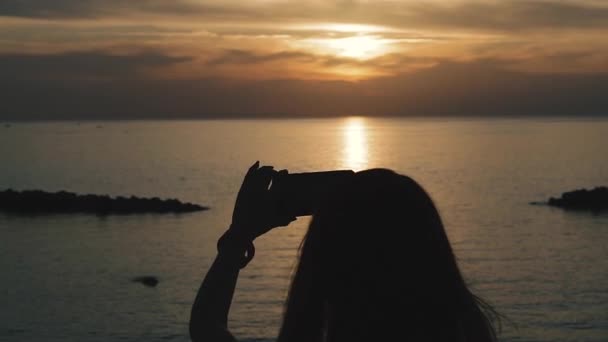 Teléfono Móvil Chica Toma Fotos Del Mar Los Teléfonos Móviles — Vídeos de Stock