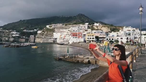 Mobiltelefon Lány Mobilon Telefonál Miközben Utazik Ischia Sziget Olaszország — Stock videók