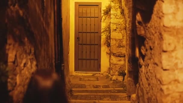 Viagem Uma Menina Caminha Pela Cidade Noturna Terracina Itália — Vídeo de Stock