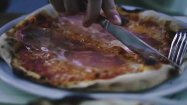 - Pizza. İtalyan ulusal yemeği pizza..