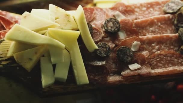 Jedzenie Prezentacja Różnymi Wędzonym Mięsem Serem — Wideo stockowe