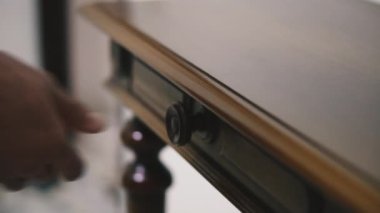 Antika masa. Çekmeceli masa.