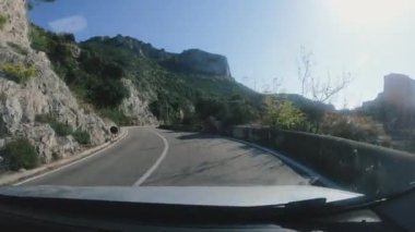 Otoyol. Kayalık dağların arasından bir yol geçiyor. İtalya. Pozitano