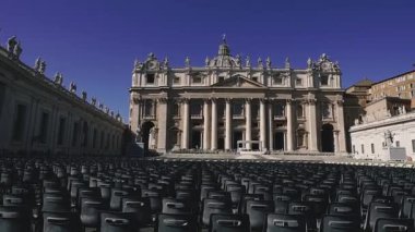 Vatikan. Vatikan yakınlarındaki bir meydanda boş sandalyeler. Roma. İtalya.