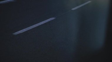 Otoyol. Beyaz şeritli otoban.