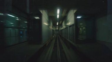 Tünel. Otomatik bir tren tünelden geçiyor..