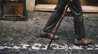 Geçersiz baston. Bastonlu büyükbaba yolda..