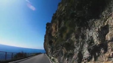 Otoyol. Kayalık dağların arasından bir yol geçiyor. İtalya. Pozitano