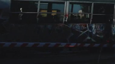 Bir tren. Grafiti boyalı tren. İtalya.