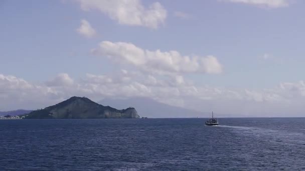 小船在一个小岛的背景下漂浮在海面上 — 图库视频影像