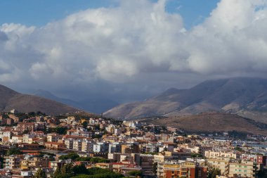 Yolculuk. İtalya 'da küçük bir kasaba.