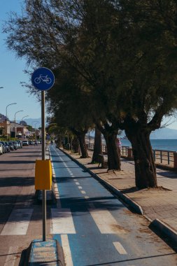 Döngü yolu. Sahil boyunca bir bisiklet yolu var. İtalya. Terracina..