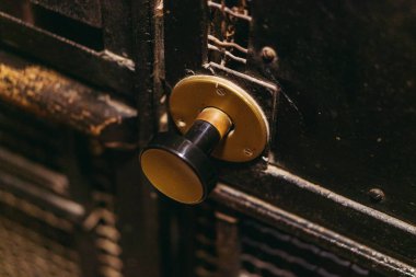 Kapıyı aç. Tahta kapıyı tut..