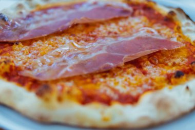 - Pizza. İtalyan ulusal yemeği pizza..