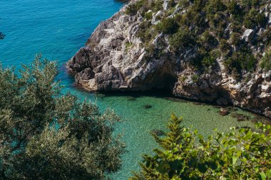 Taş gibi. Dalgaların vurduğu bir kaya..