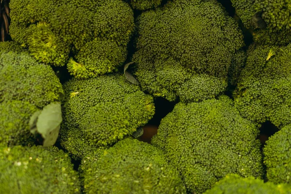 Brócoli. El brócoli se encuentra en el mostrador en el supermercado . — Foto de Stock
