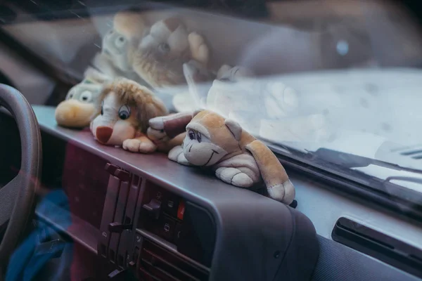 Voiture. Intérieur de la voiture avec jouets sur le tableau de bord . — Photo