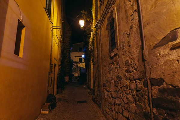 Cesta. Noční ulice města Terracina. Itálie. — Stock fotografie