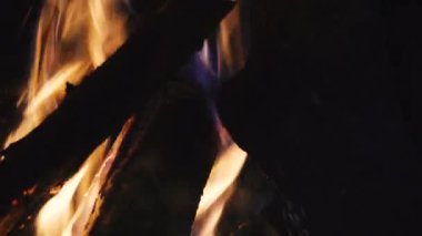 Şenlik ateşi. Şöminede şenlik ateşi yanıyor..