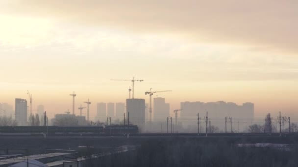 Kolej Pociąg Przejeżdża Obok Budynków Mieszkalnych Ukraina Kijów — Wideo stockowe