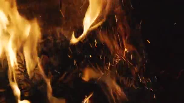 Du feu. Des étincelles volent du feu .