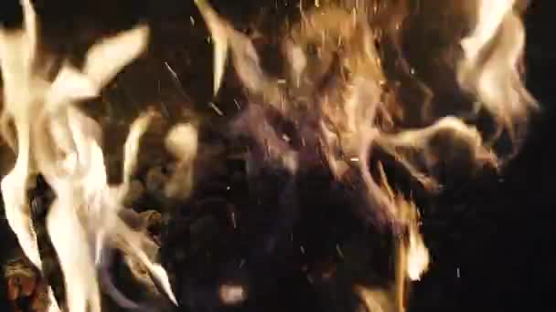 Tűz Szikrák Repülnek Tűzből — Stock videók