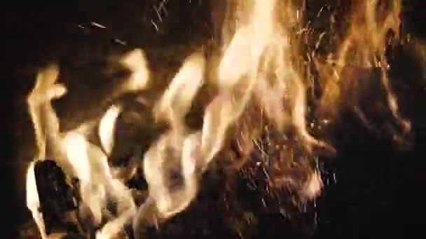 Φωτιά Σπίθες Πετούν Από Φωτιά — Αρχείο Βίντεο