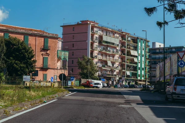 Obytné budovy v Itálii. Na balkónech sušit věci. — Stock fotografie
