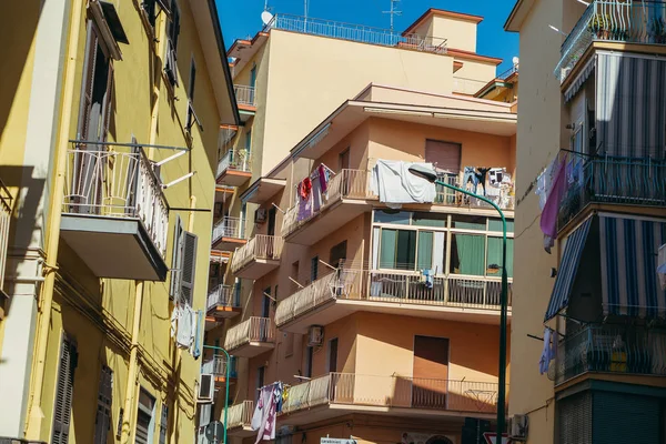 Wohngebäude in Italien. Auf den Balkonen zum Trocknen. — Stockfoto