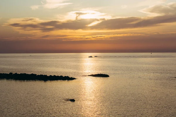 Dovolená u moře. Západ slunce. Ostrov Ischia. Itálie. — Stock fotografie