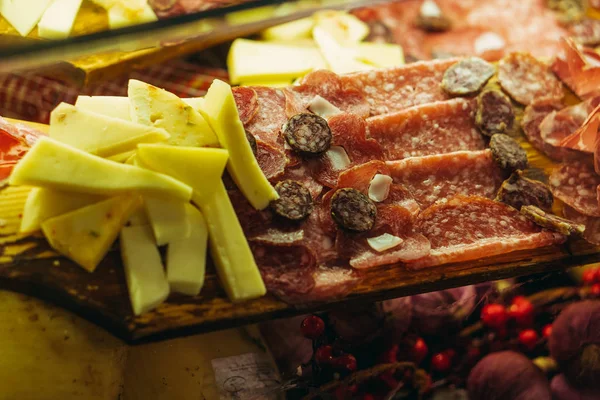 Yiyecekler. Tütsülenmiş et ve peynirli gösteri..