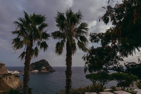 Остров Искья. Остров Искья расположен недалеко от города Фелес . — стоковое фото