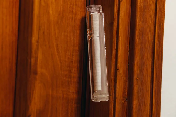 Mezuzah deurklink. Bevestigt aan een buitendeur jamb in een joodse — Stockfoto