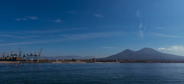 Вулкан Везувій. Вид з моря гори Везувій. Італія. — стокове фото