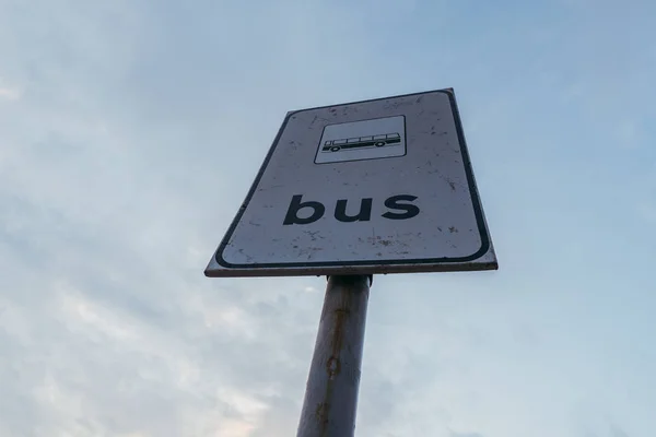 Útjelző tábla. Buszmegálló útjelző tábla. — Stock Fotó