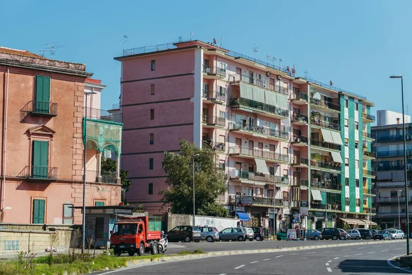 Житлові будинки в Італії. На балконах, щоб сушити.. — стокове фото