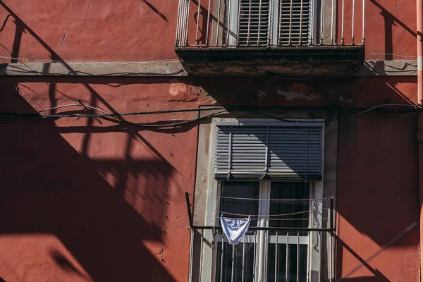 Obytné budovy v Itálii. Na balkónech sušit věci. — Stock fotografie