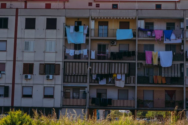 Obytné budovy v Itálii. Na balkónech sušit věci. — Stock fotografie