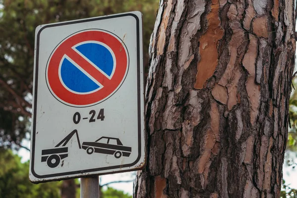 Panneau routier. Panneau de signalisation stationnement des véhicules interdit . — Photo