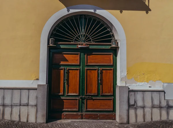 Dveře Vintage dřevěné dveře. Ostrov Ischia. Itálie. — Stock fotografie