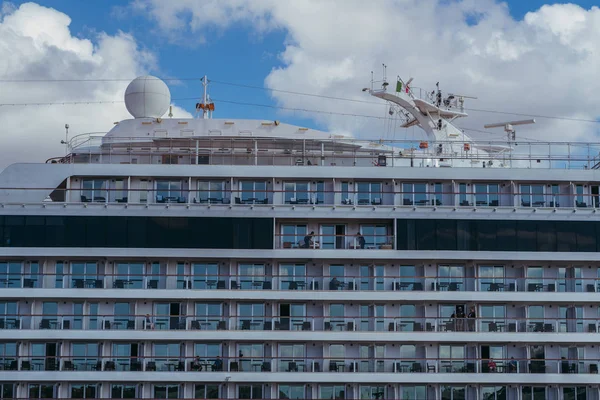 Viaggio intorno al mondo. Il transatlantico al largo della costa italiana . — Foto Stock